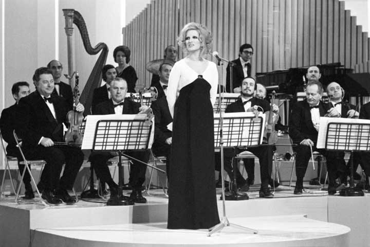 Mina-nel-varietà-televisivo-Teatro-10-1972-Mond