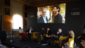 Una storia tra le mani